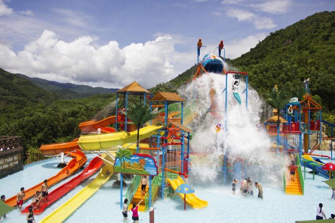 Trong thời điểm đầu hè, công viên nước tại khu vực Công viên suối khoáng nóng Núi Thần Tài (huyện Hoà Vang, TP Đà Nẵng) là điểm thu hút du khách, người dân vui chơi trong dịp nghỉ lễ 30/4 -1/5.