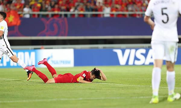 HLV Ho&agrave;ng Anh Tuấn nổi n&oacute;ng khi học tr&ograve; gục xuống s&acirc;n