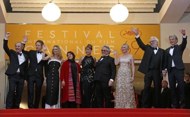 Ban giám khảo LHP Cannes 2016 vẫy tay chào khán giả trong lễ trao giải tối 22/5.