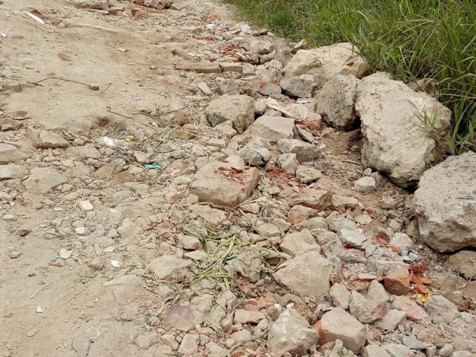 Có đoạn đã bị vỡ vụn.