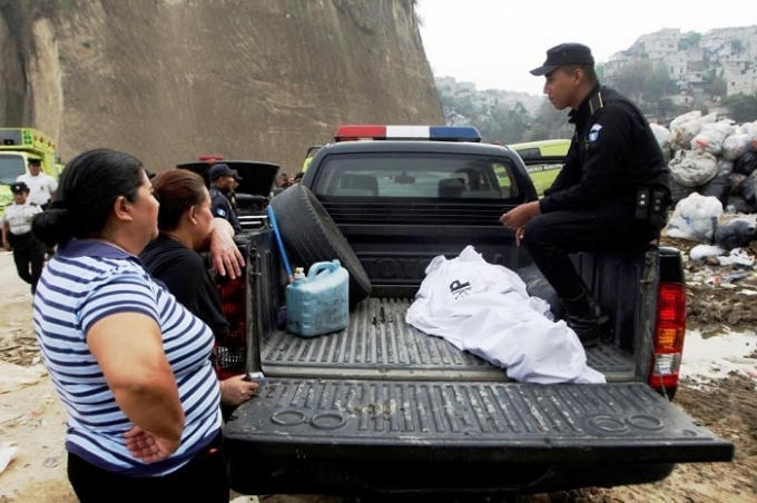 Thi thể một nạn nhân xấu số khác được đặt trên thùng xe cảu lực lượng giải cứu.