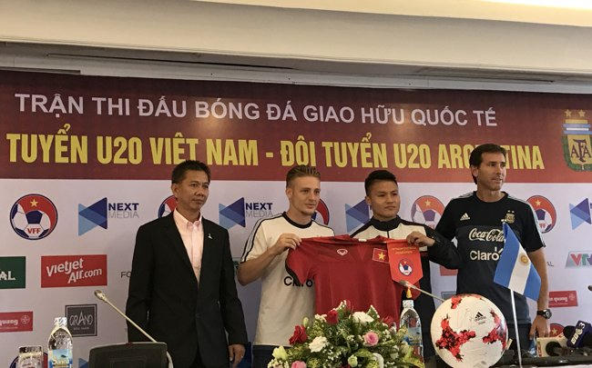 HLV Hoàng Anh Tuấn và Claudio dành cho nhau những tôn trọng nhất định