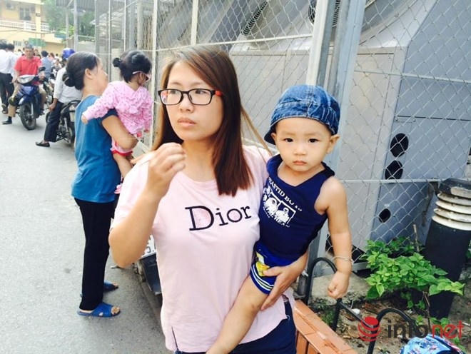 Hai mẹ con chị Thuý chờ chồng đi gửi xe nhưng đã gần 1 tiếng đồng hồ vẫn không thấy chồng quay lại.