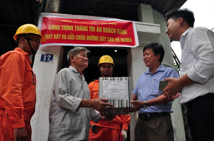 Thay dây và sửa chữa đường dây cho hộ nghèo