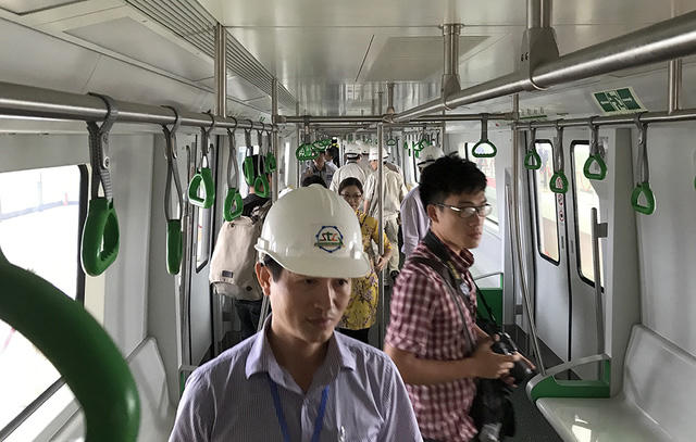 Hôm nay người dân có thể vào bên trong tham quan nội thất tàu, tận mắt ngắm nghía từng chi tiết để sau đó có thể đưa ra các góp ý cá nhân.