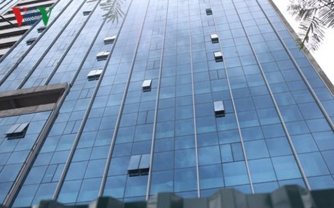 V&aacute;ch k&iacute;nh mặt ngo&agrave;i t&ograve;a nh&agrave; kh&ocirc;ng đạt quy chuẩn theo theo đ&aacute;nh gi&aacute; của Cục Gi&aacute;m định.