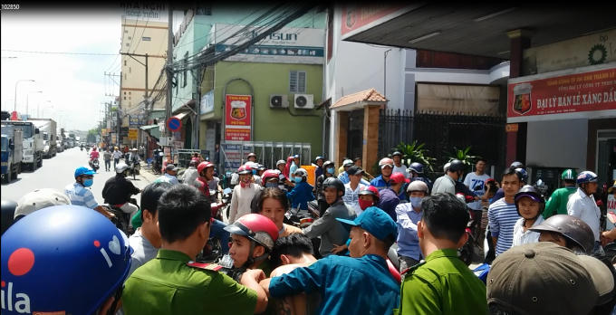 Đối tượng được đưa về cơ quan công an.