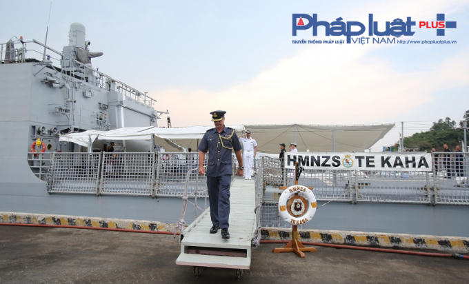 Rời thủ đô Manila của Philippines, chiến hạm HMNZS Te Kaha của Hải quân Hoàng gia New Zealand có mặt tại cảng Tiên Sa, quận Sơn Trà, TP Đà Nẵng vào chiều 12/4, với 180 thủy thủ đoàn do Trung tá Steven Lenik chỉ huy tàu.