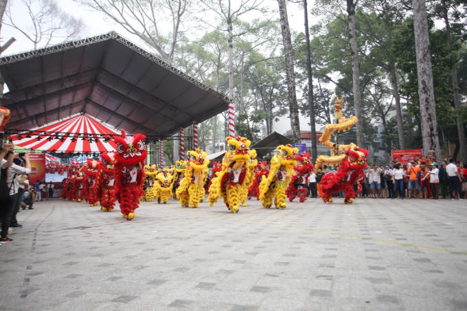 Các đoàn lân sư rồng tiến hành màn thiết lập Kỷ lục Việt Nam dưới sự giám sát của ông Dương Duy Lâm Viên, Tổng Thư ký Hội Kỷ lục gia Việt Nam.