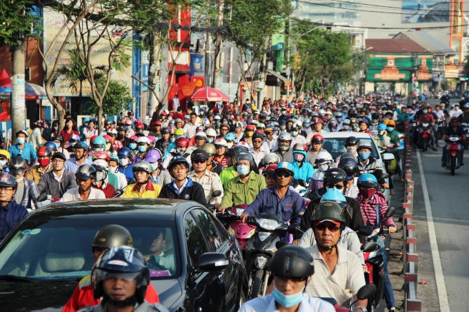 Các phương tiện nhích từng chút một trên đường.