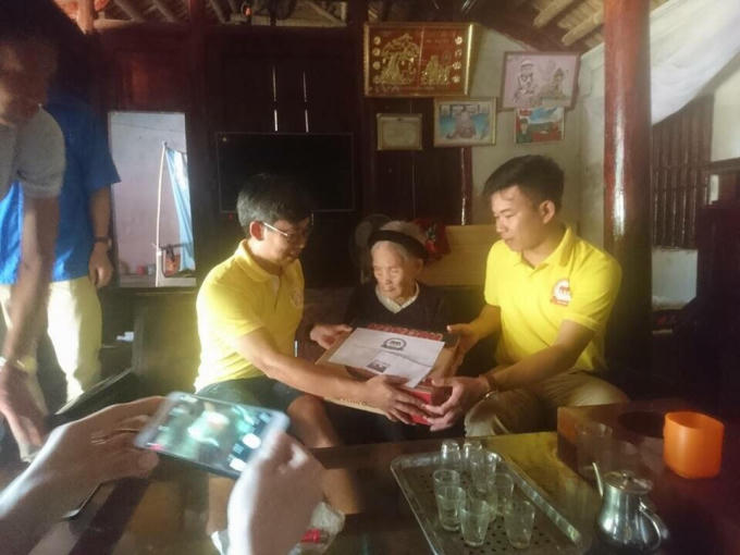 Những món quà được trao tận tay đến người dân vùng lũ.