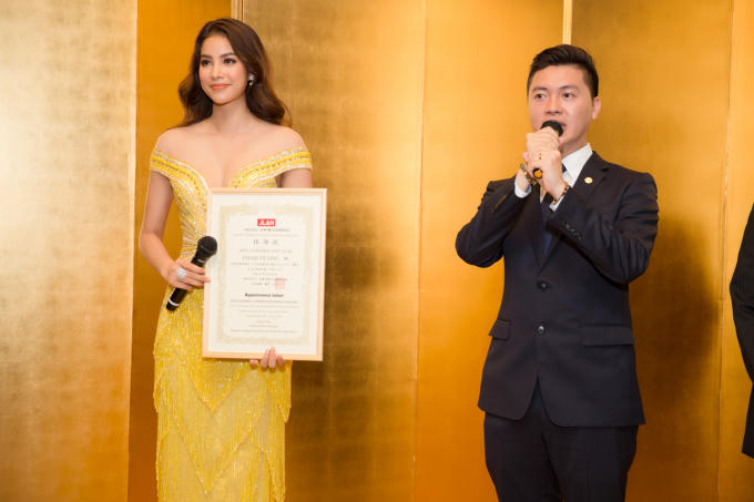 Phạm Hương diện váy đẹp ngỡ ngàng, được bổ nhiệm thành Đại sứ Nhật Ngữ