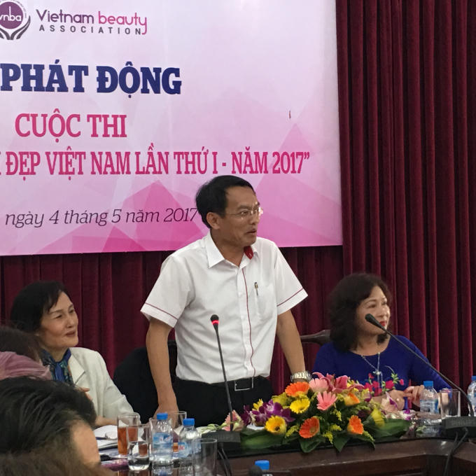 TS. Phạm Xuân Khánh, Trưởng BTC, PCT Hội Đào tạo - Phát triển nghề làm đẹp Việt Nam tuyên bố Lễ phát động cuộc thi.