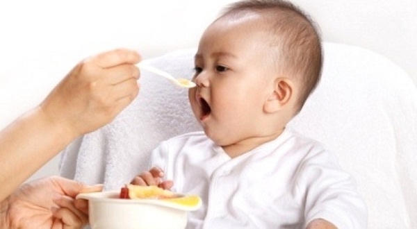 Nên cho trẻ ăn đầy đủ thịt, cá, vừng đen, rau ngót, tép khô, tôm, cua, ốc, lòng đỏ trứng, sữa bò tươi, sữa chua, gan.. Ảnh: minh họa.
