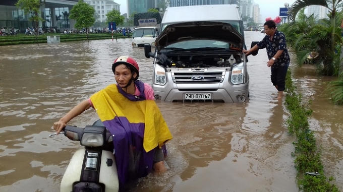 Nhiều người tỏ ra bức xúc trước cơn mưa đầu mùa.