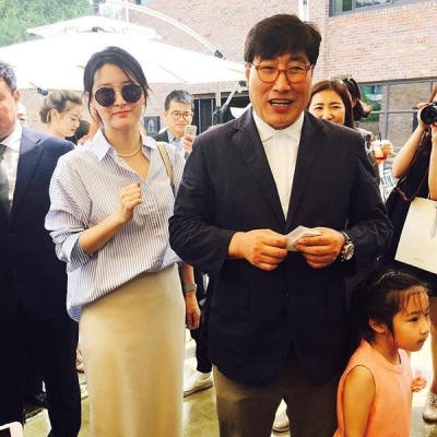 Đối lập với vẻ ngoài xinh đẹp của vợ mình, doanh nhân Jung Ho Young lại có phần kém sắc hơn.