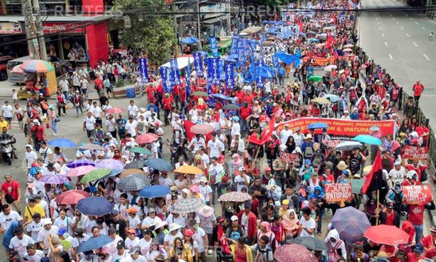 Cuộc biểu tình này đã trở nên hỗn loạn và bạo lực khi một nhóm vài trăm thành viên cực đoan mặc đồ đen và đeo mặt nạ kín mặt dẫn đầu đoàn biểu tình và chủ động tạo nên các vụ đập phá để khiêu khích lực lượng cảnh sát Pháp.