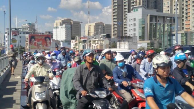 Dòng người xếp hàng dưới cái nắng nóng ở TP HCM.