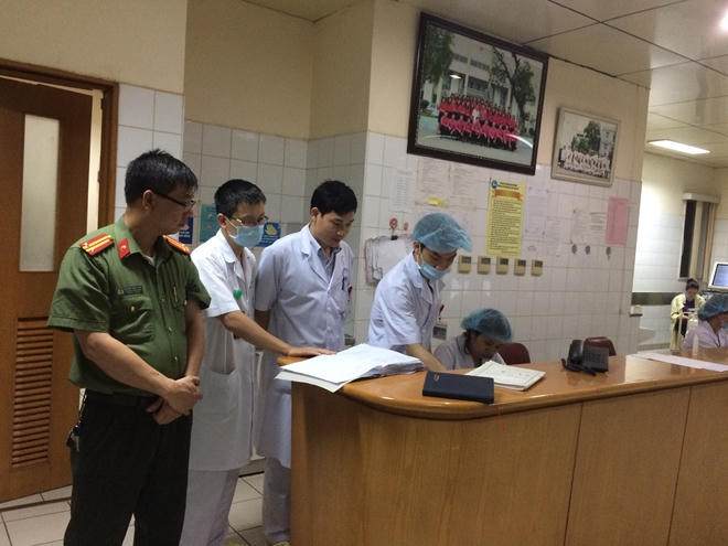 Cán bộ công an tỉnh Hòa Bình làm việc với bệnh viện đa khoa tỉnh Hòa Bình ngay trong đêm.