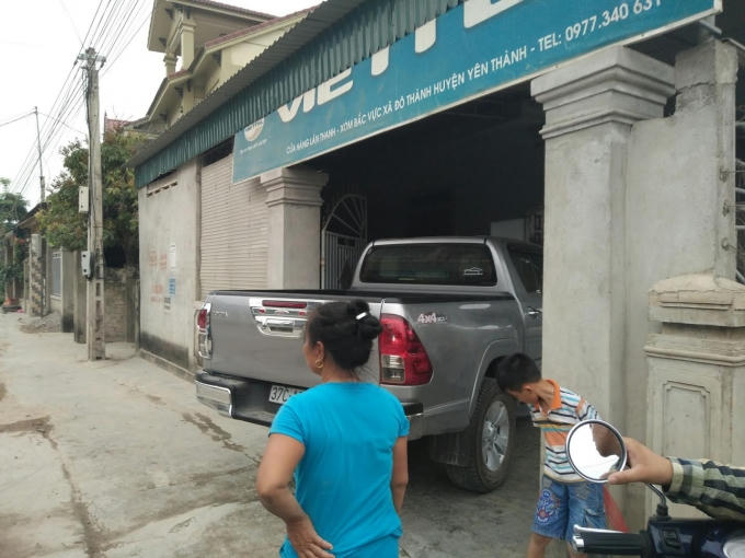 Xe &ocirc; t&ocirc; b&aacute;n tải lao v&agrave;o nh&agrave; d&acirc;n, hai b&agrave; ch&aacute;u may mắn tho&aacute;t nạn