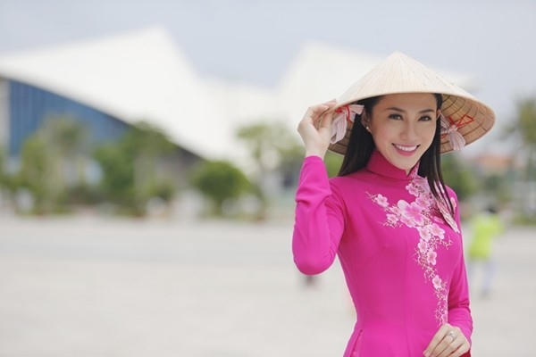 Lê Hà trong trang phục áo dài tại cuộc thi HHVN 2014