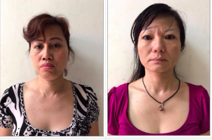 Hai "Tú bà" Bùi Minh Hồng (bìa trái) và Nguyễn Thị Bích Hạnh (bìa phải) tại cơ quan công an.
