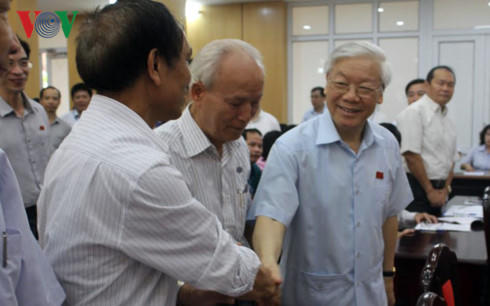 Tổng Bí thư Nguyễn Phú Trọng tiếp xúc cử tri sau kỳ họp Quốc hội. (Ảnh: VOV)