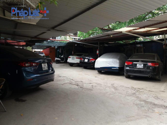 Thường trực, trên khu đất dự án có khoảng 50 xe ô tô được trông giữ tại đây.