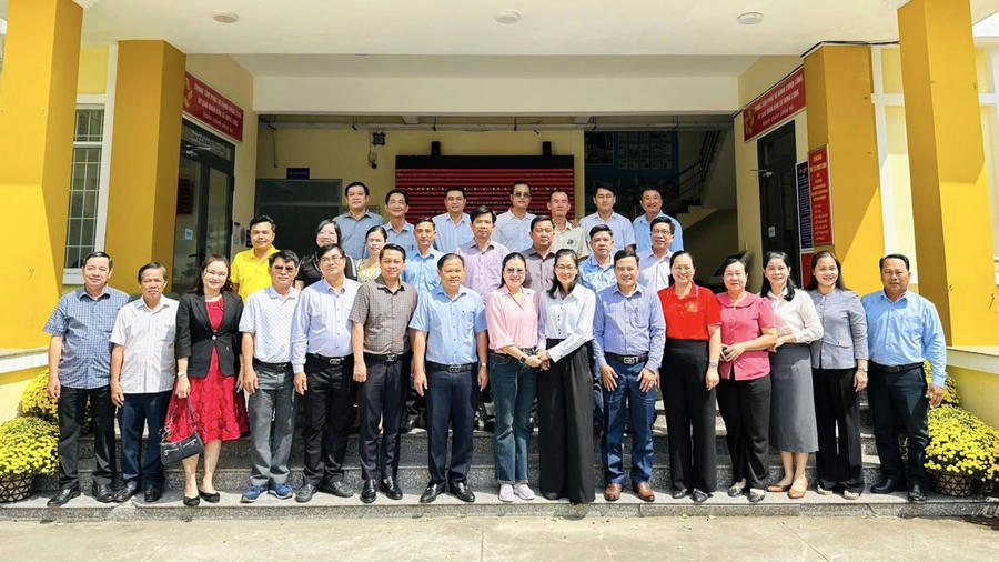 Đoàn công tác xã Châu Thới (tỉnh Cà Mau) và xã Hưng Long (TP. Hồ Chí Minh) chụp ảnh lưu niệm.