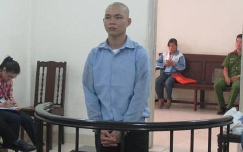 Thiện trước vành móng ngựa trong phiên xét xử.