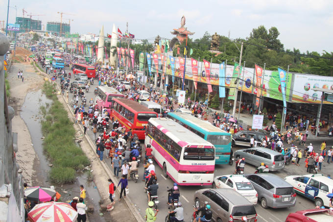 Giao thông lộn xộn trước KDL Suối Tiên.