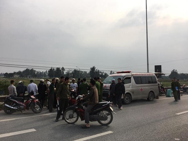 Nhiều người thân nạn nhân có mặt tại hiện trường vụ tai nạn.