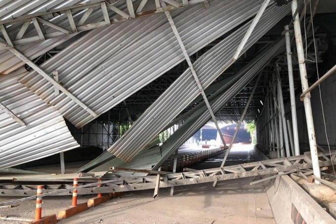 Sự cố sập giàn giáo trước cửa hầm Thủ Thiêm tại TPHCM sáng 16.10 khiến giao thông khu vực phía Đông thành phố tê liệt nhiều giờ liên tục, mà nguyên nhân ban đầu được cho là một xe tải chở hàng cồng kềnh.