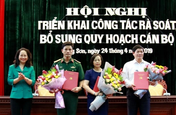 Bí thư Tỉnh ủy Lạng Sơn Lâm Thị Phương Thanh trao quyết định và chúc mừng 3 tân Ủy viên Ban Thường vụ Tỉnh ủy.