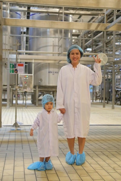 Hai mẹ con chị Thanh Tuyền hoàn toàn bị thuyết phục bởi công nghệ tiệt trùng UHT hàng đầu thế giới của nhà máy Vinamilk.