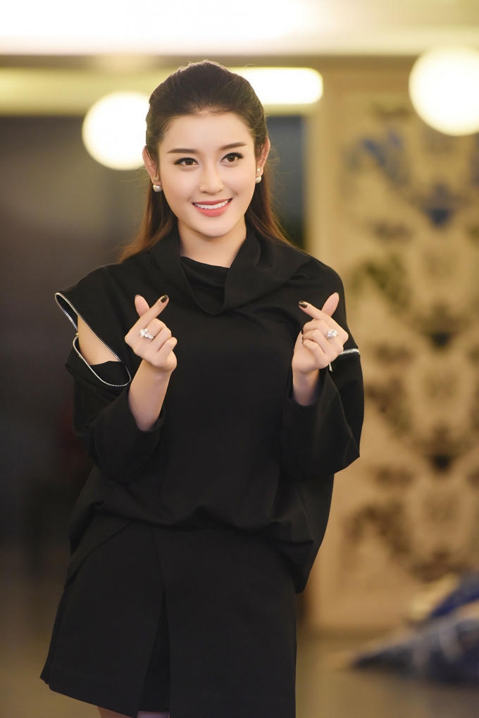 Á hậu Huyền My thổ lộ rất muốn lấy chồng trong buổi họp fans