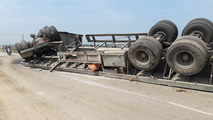 Chiếc xe tải bị lật chỏng vó trên quốc lộ sau vụ tai nạn (Ảnh: Q.Phong).