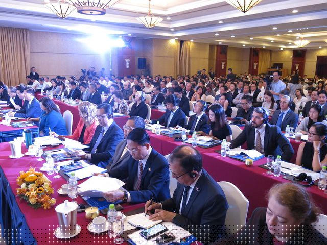 Tham dự Hội nghị có gần 700 đại biểu đến từ các sở, ngành, quận, huyện; các cơ quan ngoại giao; hiệp hội thương mại và văn phòng kinh tế các nước