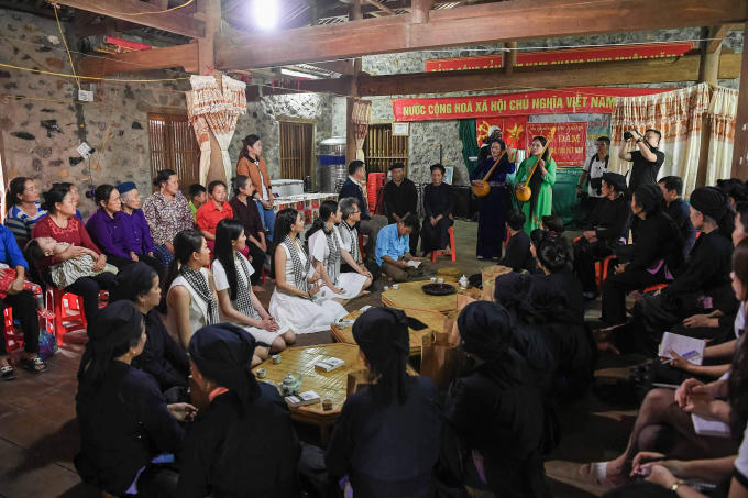 Các người đẹp hoa hậu vượt núi tặng sách cho thanh niên vùng cao