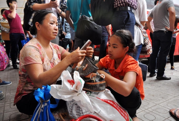 Do lượng người đi đông nên nhiều xe còn thẳng thừng từ chối không chở trẻ em.