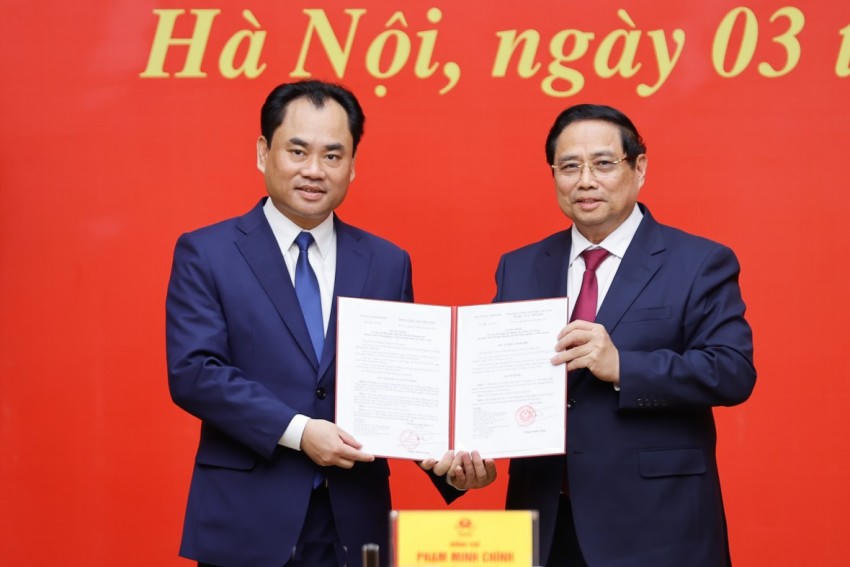 Thủ tướng trao quyết định điều động, bổ nhiệm cho đồng chí Trịnh Việt Hùng - Ảnh: VGP