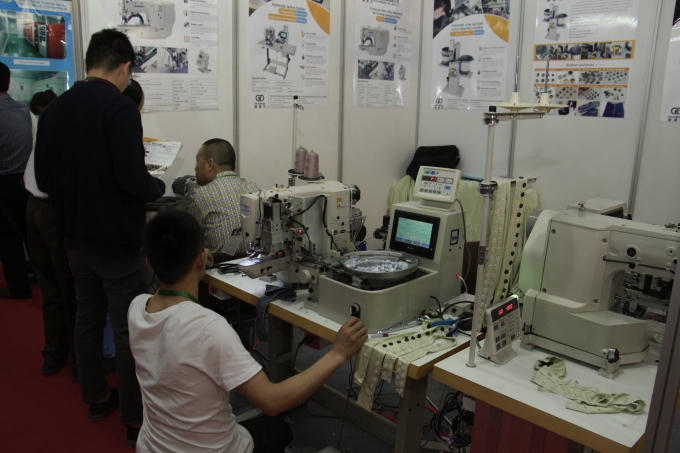 Các thiết bị khoa học - công nghệ cao trong buổi triển lãm.