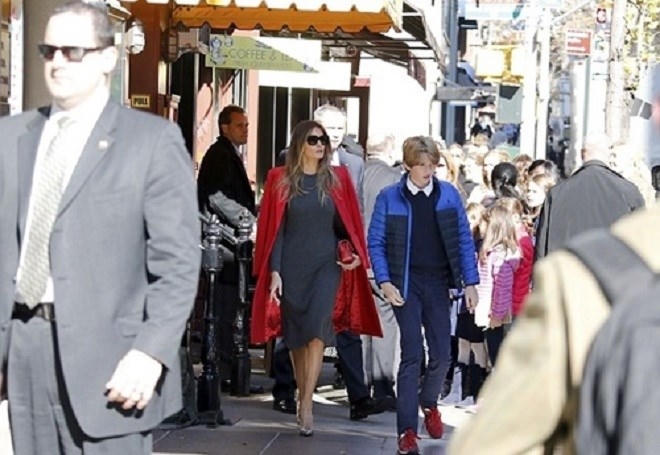 Bà Melania Trump và con trai Barron được các Mật vụ Mỹ theo sát bảo vệ khi ra ngoài ăn trưa hôm 18/11.