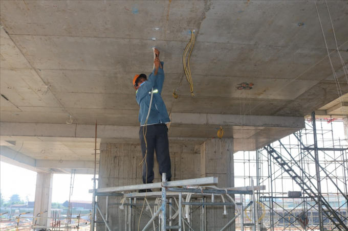 Công nhân đang đi công phần dây điện tại bến xe Miền Đông mới.