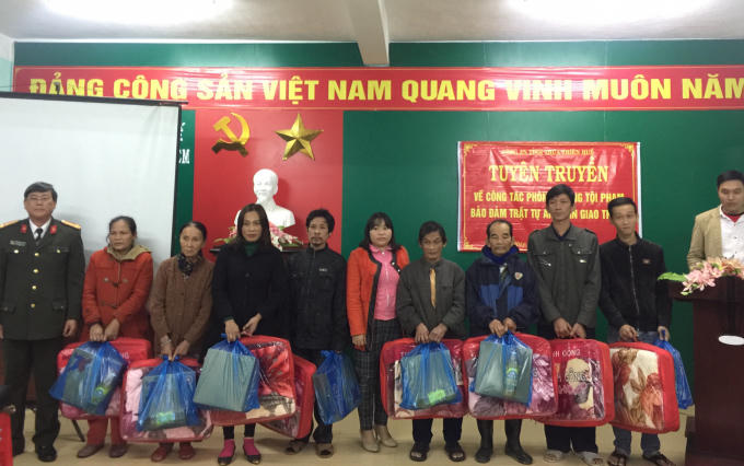 Nhiều phần quà được đại diện lãnh đạo Phòng xây dựng phong trào toàn dân bảo vệ an ninh tổ quốc (PV28) thuộc Công an tỉnh Thừa Thiên Huế, cùng với đại diện lãnh đạo phường Phú Hiệp trao đến những người dân có hoàn cảnh khó khăn trên địa bàn phường.