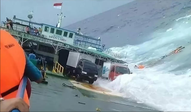 Sau gần 1 tháng, Indonesia tiếp tục chứng kiến vụ chìm phà KM Lestari Maju dài 48 m đi từ đảo Sulawesi đến đảo Selayar ngày 3/7. Khi phà chở 164 người đang di chuyển ngoài khơi, nó đã bị sóng to gió lớn quật hỏng một bên thân khiến nước tràn vào bên trong. Vụ việc đã khiến 31 người thiệt mạng, 3 người mất tích. (Ảnh: AFP)