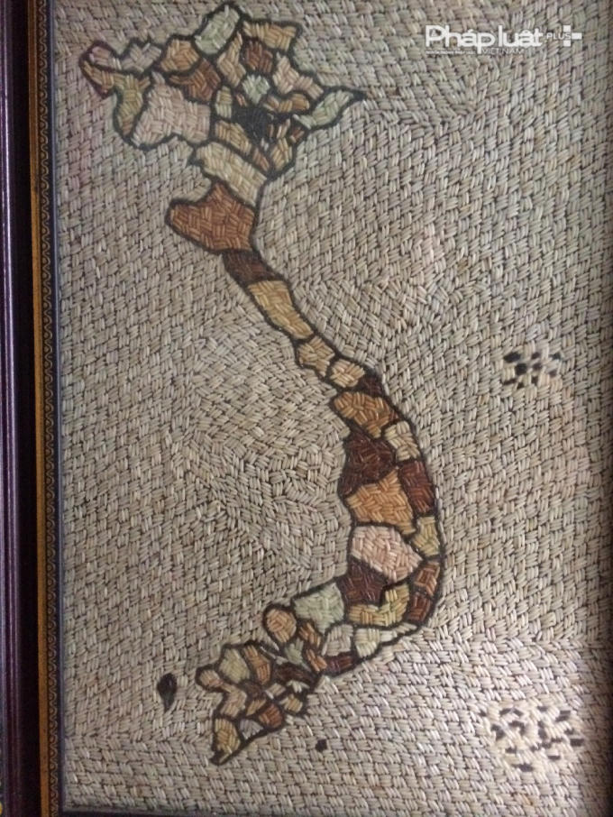 Một sản phẩm tranh gạo bằng tay, không dùng màu, hóa chất để tẩm gạo lên màu.