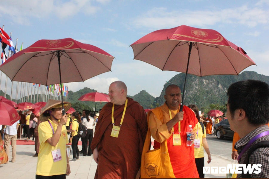 Anh: Tinh nguyen vien doi nang huong dan dai bieu trong Dai le Phat dan Vesak 2019 hinh anh 6