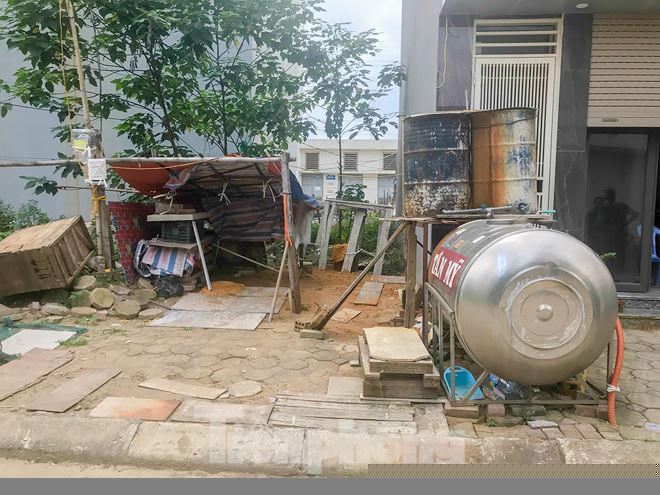 heo quan sát tại khu vực, bắt gặp rất nhiều bể nước, giếng khoan ngay trước cửa nhà của người dân tại khu vực này.