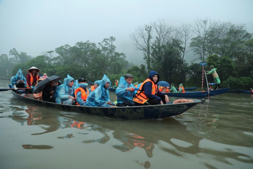 Rời chùa Hương khi trời đã xế chiều, trên những chuyến thuyền xuôi dòng suối Yến trở về, mỗi du khách dường như đều mang theo một chút tĩnh lặng của núi rừng, một chút an yên nơi cửa Phật để bắt đầu một năm mới đầy hy vọng.